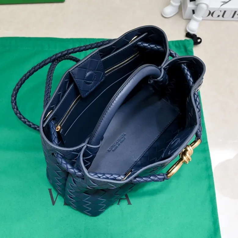 Batch 1860 B's 2023 spring and summer new model continues the brand's woven style with detailed metal knot switch buckles. This time, the shoulder straps are also made into tube weaves, showing different craftsmanship. The carrying method is versatile to create more different looks. Intrecciato woven leather small handbag, equipped with sliding crossbody strap. Internal compartments, including 1 zipper pocket and 2 open pockets with magnetic buckle closure. Size: 25*20*10cm, model: 7463#